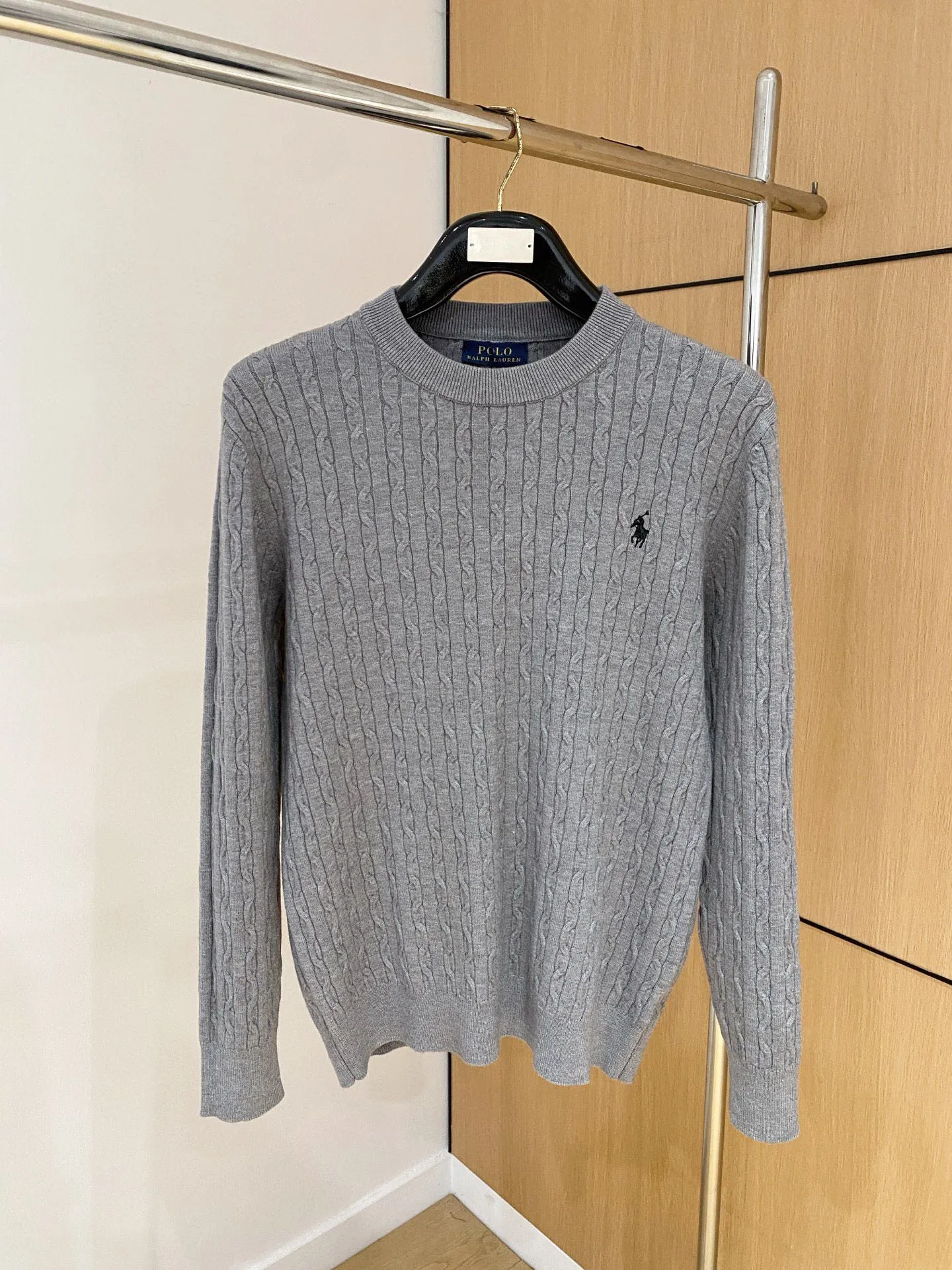 🅿️420 【POLO Paul】Autumn and winter classic round neck pullover sweater, in full condition! ! ! Wool blended fabric, the latest model in 2025, golden ratio! ! Slim-fitting soft gold, versatile and practical item, the combination and practicality are extremely powerful, simple and elegant, and classy! To create your own style, it is highly recommended to buy it in two colors. The standard slim fit tailoring process is suitable for both young and old men. It is knitted from wool and will not cause any discomfort! While keeping warm, it is stylish, textured and wearable, and the classic logo with contrasting colors on the chest feels in place! ! Recommended for regular customers! ! Size M-3XL (maximum wear: 190 pounds)